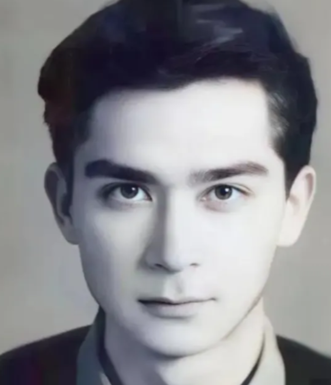 1963年，石油专家王德民，因为长得英俊，追他的女孩排成长队，他烦得眉头紧皱，放