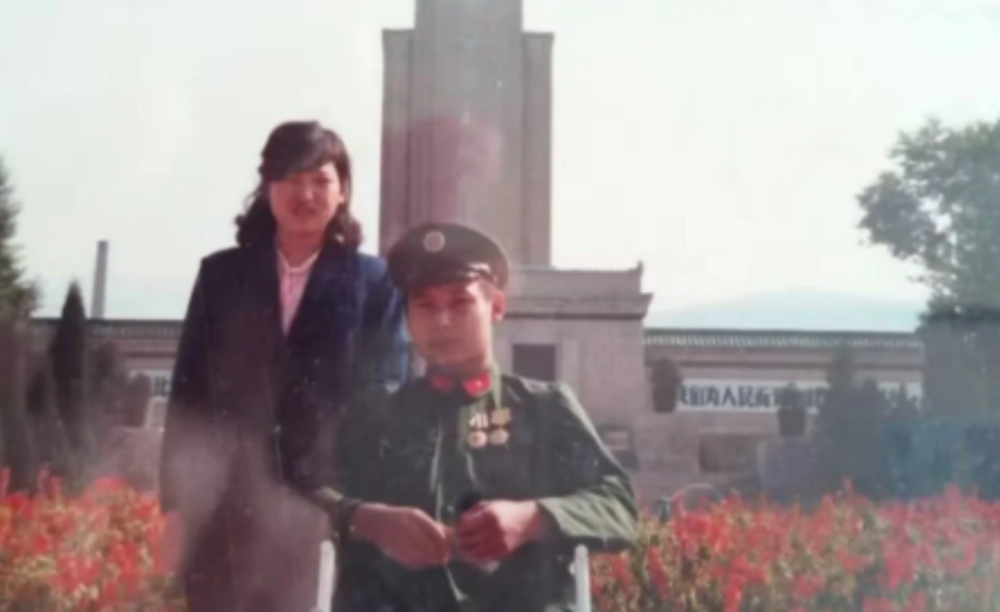 1986年，河北小伙在作战中荣获一等功臣，没想到他却写信跟女友提分手，女友看到后