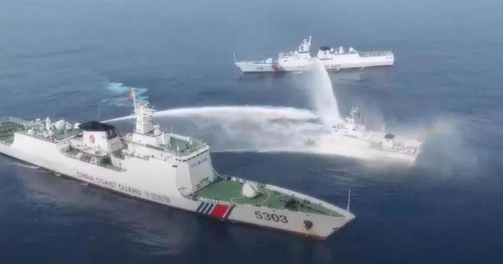 黄岩岛的紧张局势再度升级，中国海警对目标进行不懈追击，而美国则悄然推翻了派兵的承