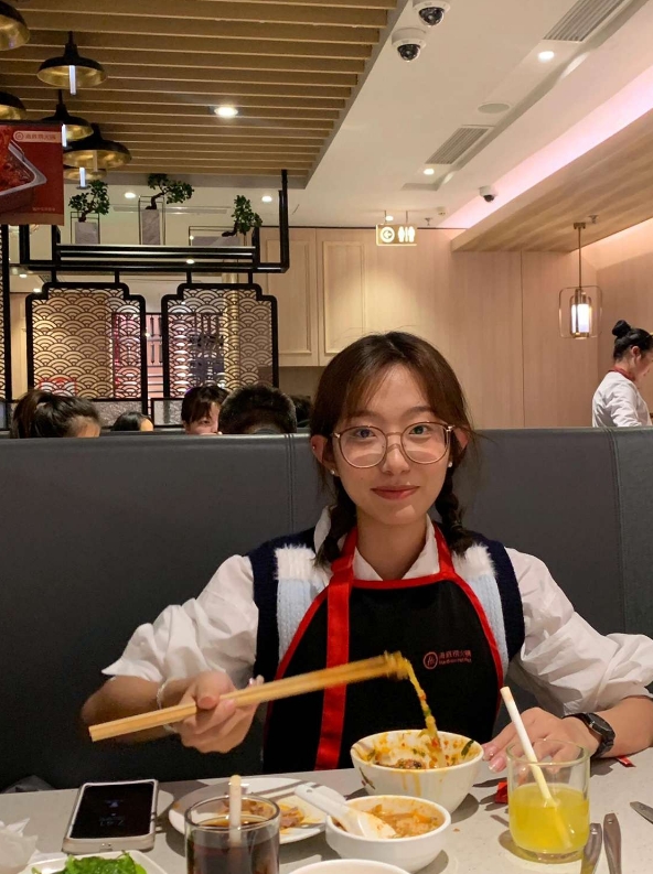 二舅给介绍的相亲对象，一起吃了火锅，各位看看怎么样？银行上班的小姐姐，可以继续交