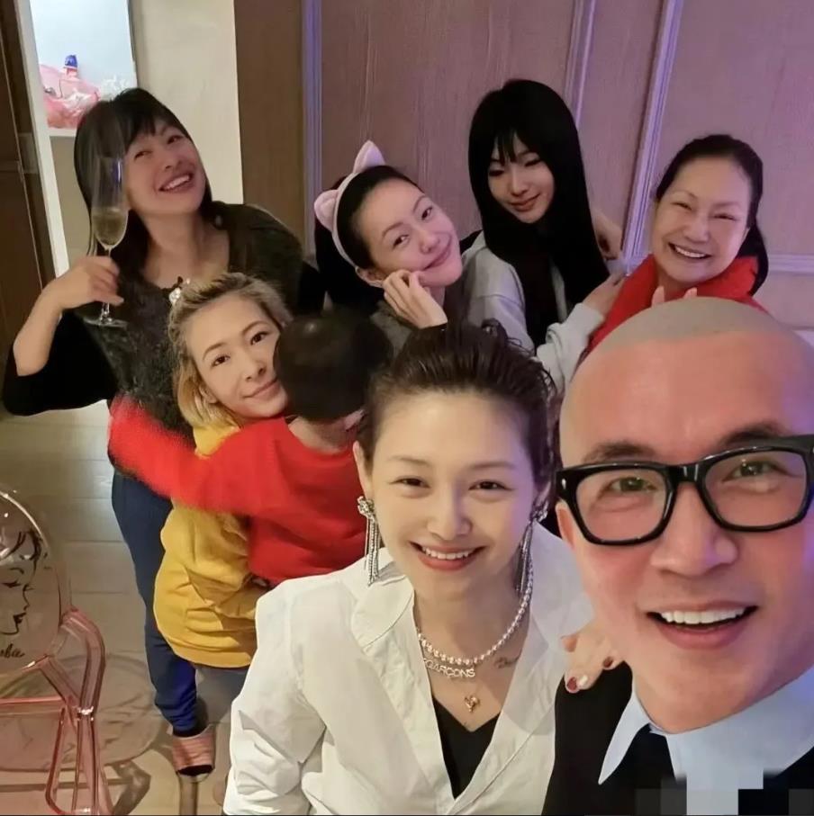 大s有那么多亲人陪在旁，却突然离世，而王菲唱完春晚就独自一人匆匆回家，都说人生是