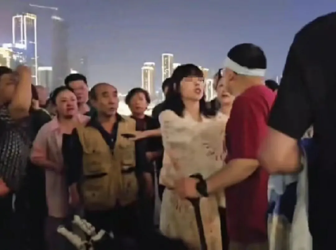 两位女孩在重庆街头穿和服跳日本舞：
1. 两位女孩在重庆街头穿和服跳日本舞的直播