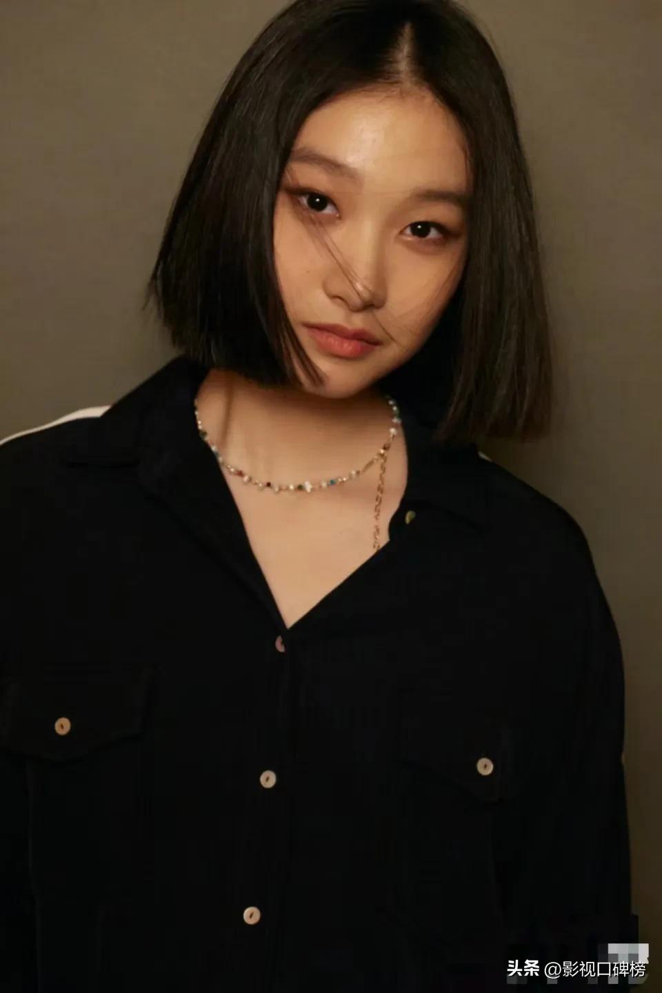文章16岁女儿跳民族舞，戴帽子和亲爹很像