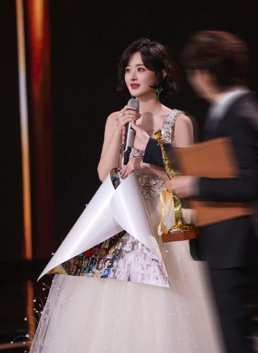赵丽颖是奔着人民艺术家这条道去了，连续包揽两座国家级奖项的视后奖杯，同辈真的洗洗