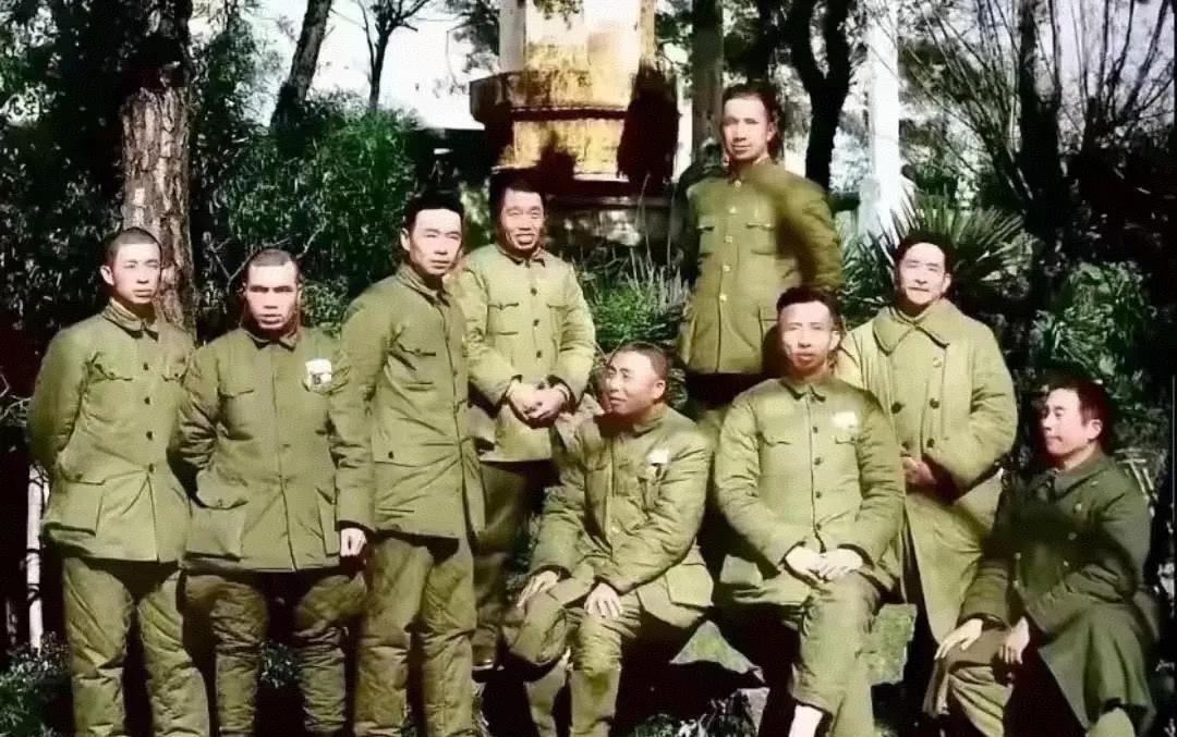 战神粟裕将军高清彩色图片，可以看到将军虽然在后排，但是在最显眼的位置，一代军神。