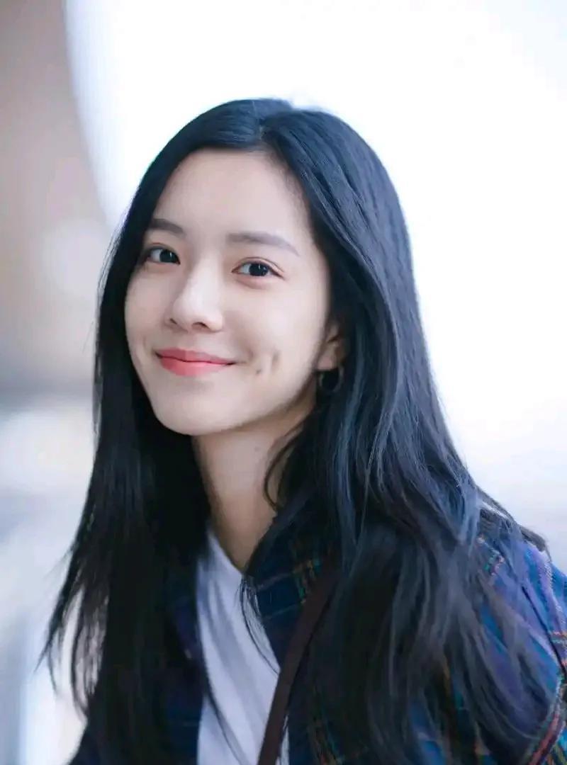 肖战这回演《射雕》，压力属实不小。剧里的女主和女配，估计都想着借这部剧狠狠冲一波