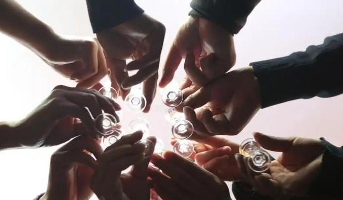 老外喝中国白酒，简直是一次勇敢的冒险。那火辣的滋味，简直让人怀疑人生！就算是身经