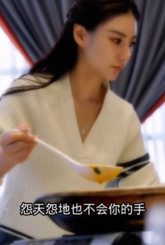 马小梅表白汪小菲：吃好吃坏，不计较，怨天怨地也不会，你的手，我会把你牵的牢牢的，
