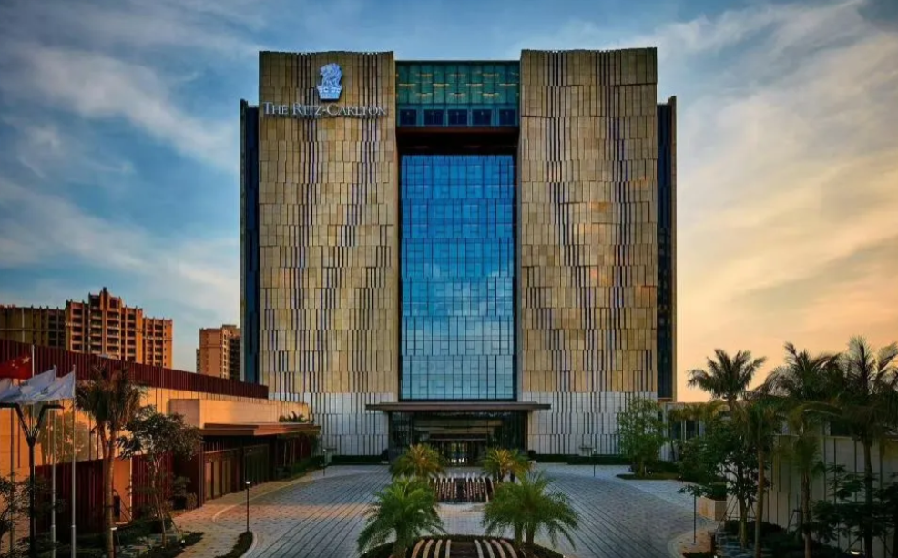 海口丽森海尔顿酒店被台风剥了皮，原以为就是石材脱落，结果石材把周围建筑物全部都砸