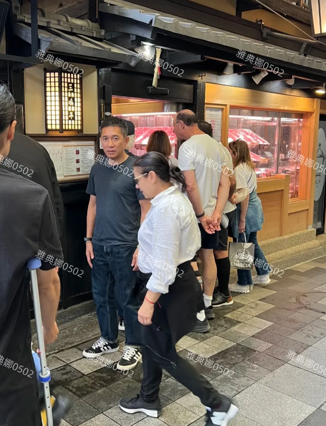 京都偶遇梁朝伟，62岁的他很年轻，身材很好有少许白头发比同龄人年轻很多，他真是有