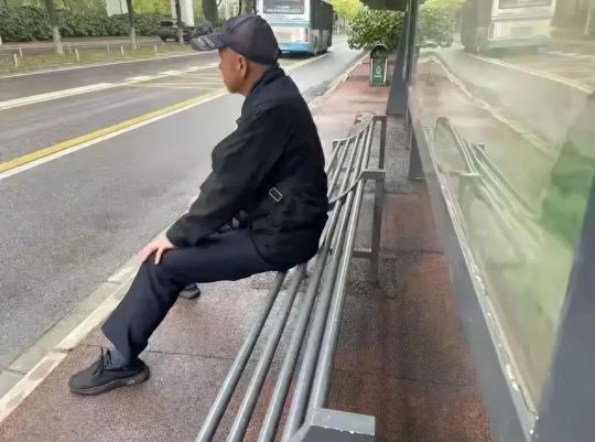 这公交站椅子这样设计有什么用？