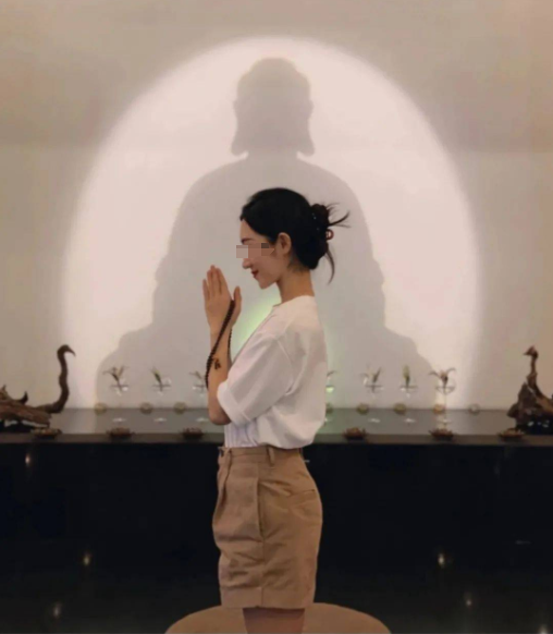 广东东莞，一女子在家中设立小佛堂、功德箱等宗教设施，然后在佛前点灯，藏书，和朋友