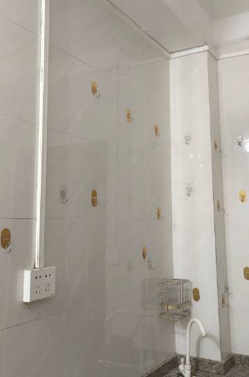 租客留下了一墙的挂钩！