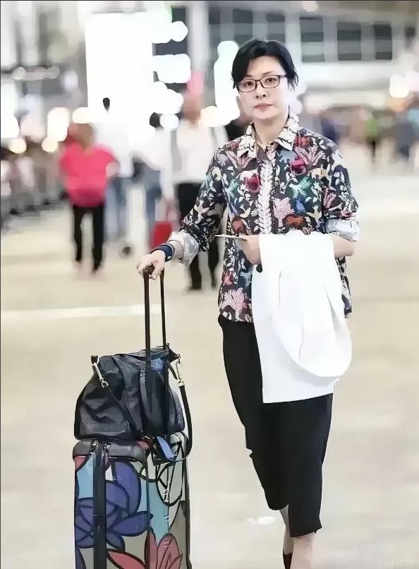 周涛老了，真的是老了啊！
当年一枝花啊！如今也是被岁月蹉跎了
能见到的都是光鲜一