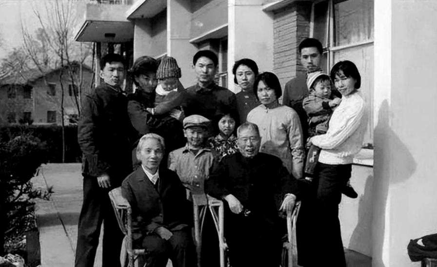 上世纪七八十年代，宋任穷上将的小女儿（身怀六甲）回来探亲，夜里突然生产。凌晨两点