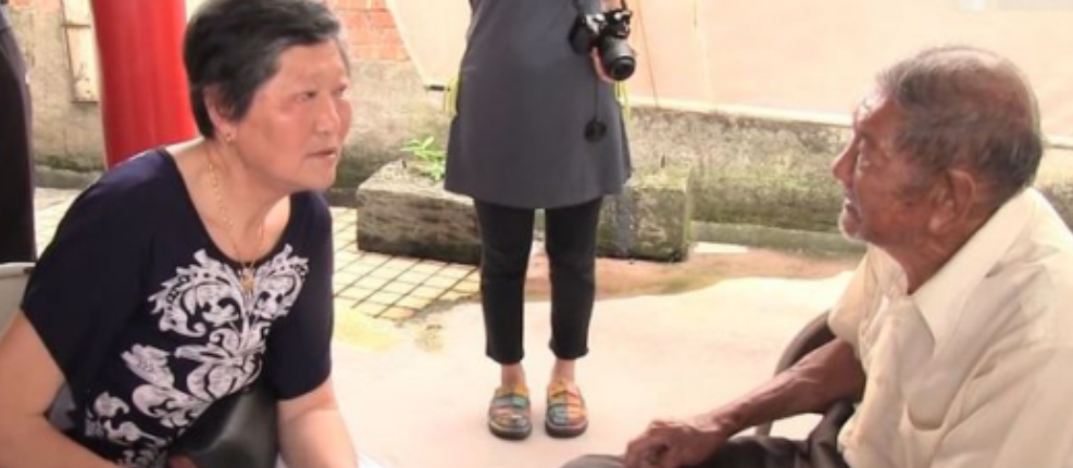 2014年，102岁高龄的台湾老兵，终于迎来了与亲生女儿跨越60年的重逢。然而，