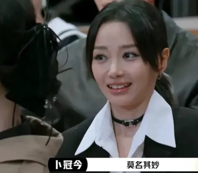 夸一个演员头发好看，确实挺莫名其妙，一看就是不熟啊，打个招呼就好了啊。即使两个人
