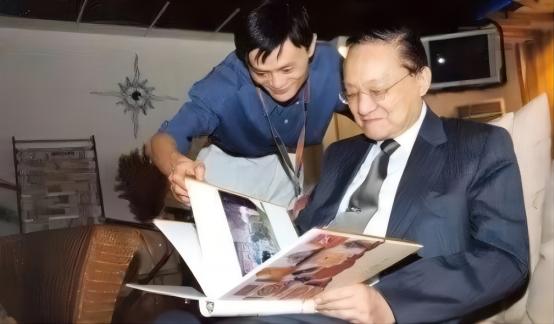 当年，80岁的金庸趁着《笑傲江湖》热映，3次提出想去青城山拜访，不料都被青城派掌