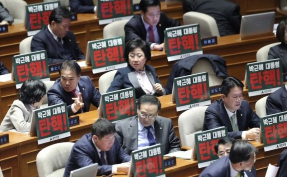 3000防暴警察抓不住一个停职总统，韩国内斗看的谁拳头最硬！