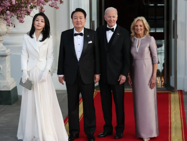 尹锡悦的末日要到了，针对尹锡悦的逮捕令已经被批准，7天内尹锡悦将会被逮捕。12月