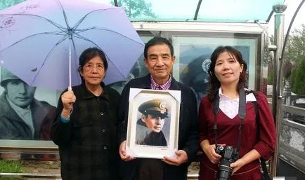 2013年，张灵甫儿女合影，儿子退休前是中学校长，女儿在医院上班
