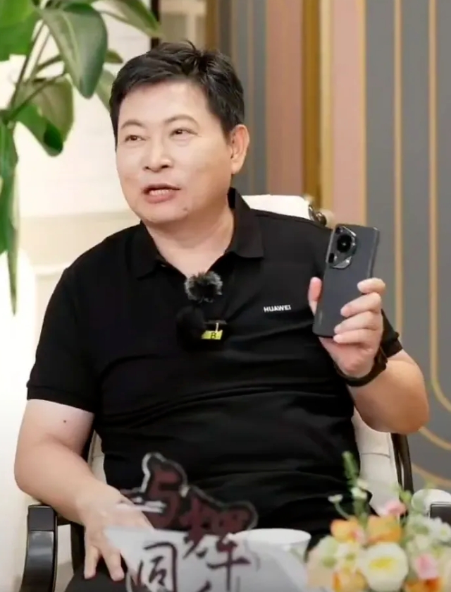 一次会议上，任正非谈到余承东经常被骂，参会的很多人，都在替余承东说好话。
任正非