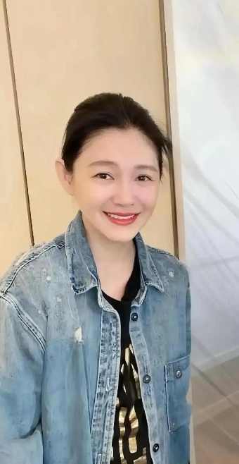 深夜刷到吴佩慈的爆料瞬间鼻酸——原来大S昏迷抢救时死死抓着女儿小月儿的手，恍惚间
