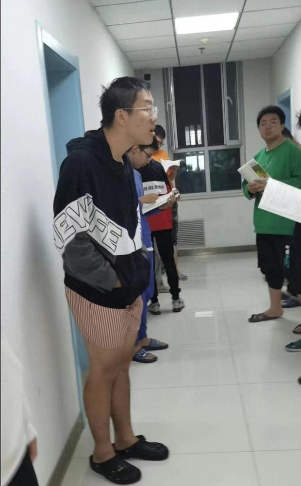 “往死里打，打死了送医院！”甘肃兰州，一高中校长和招生办主任深夜查寝，暴力围殴两