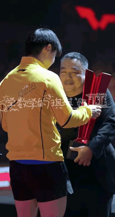 国乒队员都怕刘国梁，
只有莎莎是个例外！
反倒是刘国梁，
给莎莎颁奖都老激动了，