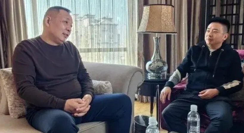 左边：于东来，河南许昌人，58岁，河南胖东来商贸集团董事长
右边：叶国富，湖北十