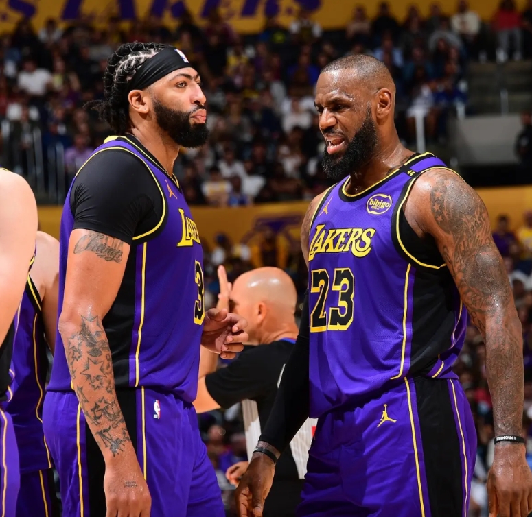 极度打脸了，湖人119:101大胜马刺，一战打出3个现象！

1、湖人主帅雷迪克