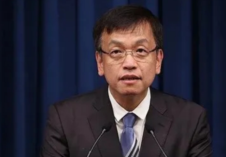 27日，因韩德洙被弹劾下台，副总理崔相穆顺延上台成为代理总统！小崔啊，我一向对你