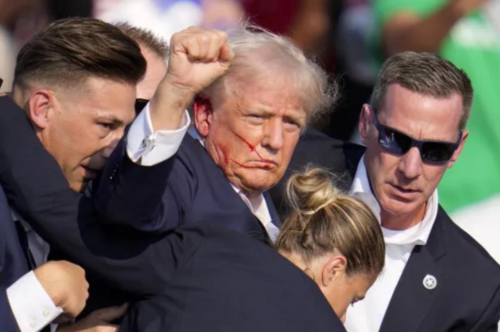 那一次躲过暗杀之后，特朗普就已经确定赢了。特朗普在胜选讲话中提到了在宾州的那次暗