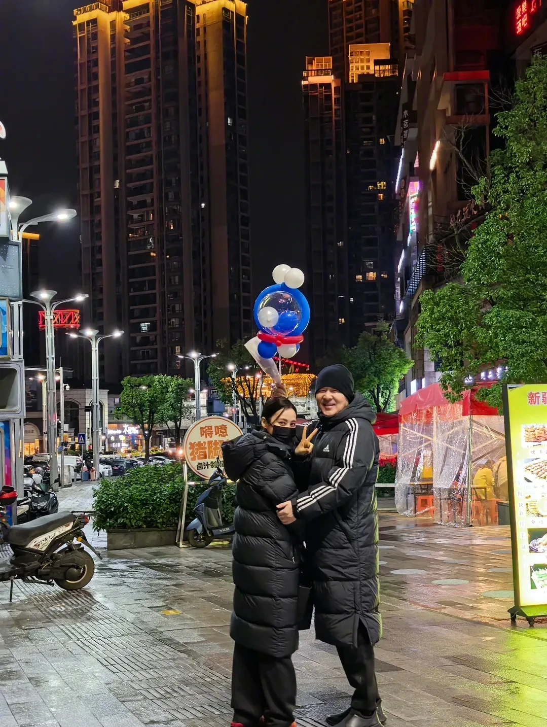 陈建斌蒋勤勤夫妇街边苍蝇馆子吃美食，正八经的路边摊，体验人间烟火气，多么的接地气