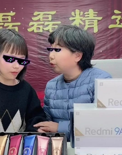 老杜家傻女婿过年不见踪影，书同在直播间爆料引发猜测。有人说这是嗅到危险躲起来了，