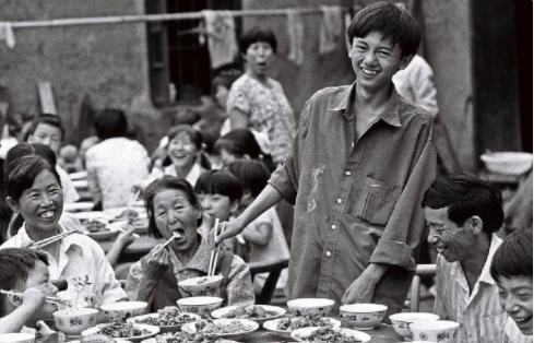 1994年，湖北。秭归县三斗坪镇东岳庙村黎开英的儿子望军，高考以651分的好成绩