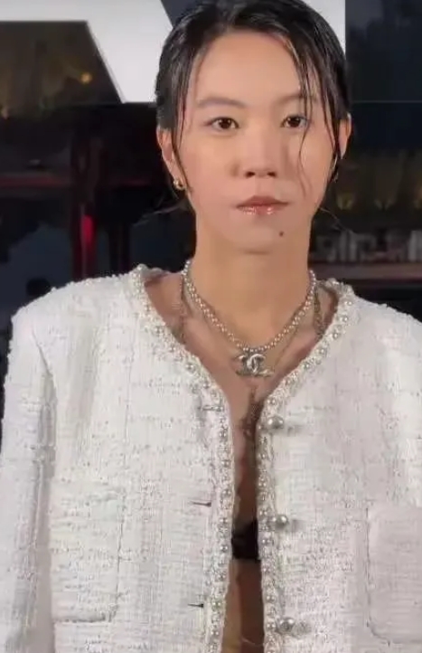 嘿，小伙伴们，你们发现没？窦靖童越来越有女人味啦！最后一张照片，简直就是王菲的翻