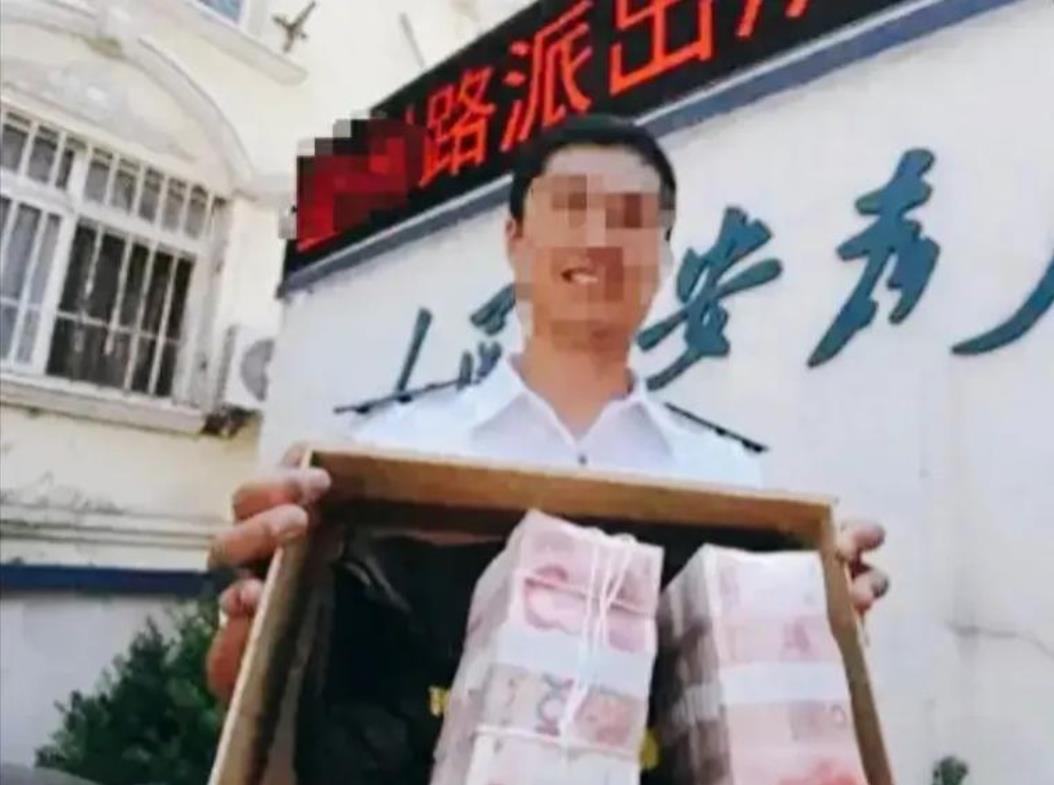 “太无耻！”浙江，男子捡到22万，立刻报警，警察调出监控，很快找到了失主，失主拿
