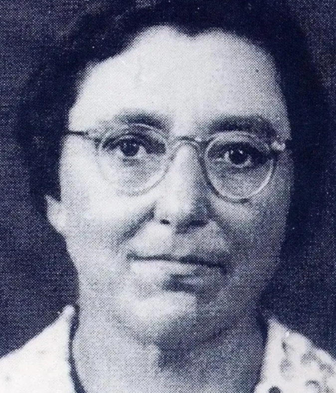 1937年南京大屠杀，几个日本兵扒掉少女的衣服正要施暴，一美国女人突然冲过来，指