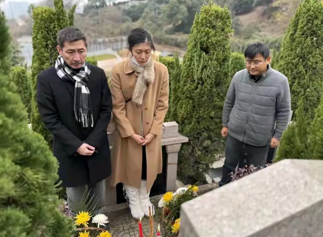 看到演员张子健携女祭奠身亡13年的妻子，同为演员的李婷的画面，不由得感慨人生无常