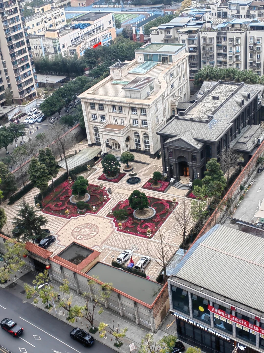 想问这是乐山哪位公主少爷的城堡
#乐山 #乐山美食 #乐山旅行 在门口看到大门禁