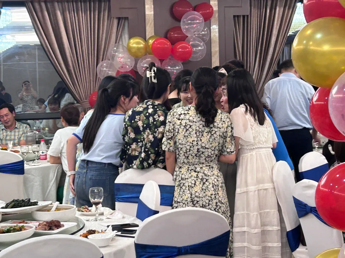 太不要脸了！湖北武汉，10位准大学生集体宴请高中班主任，在一家当地餐馆订点了20