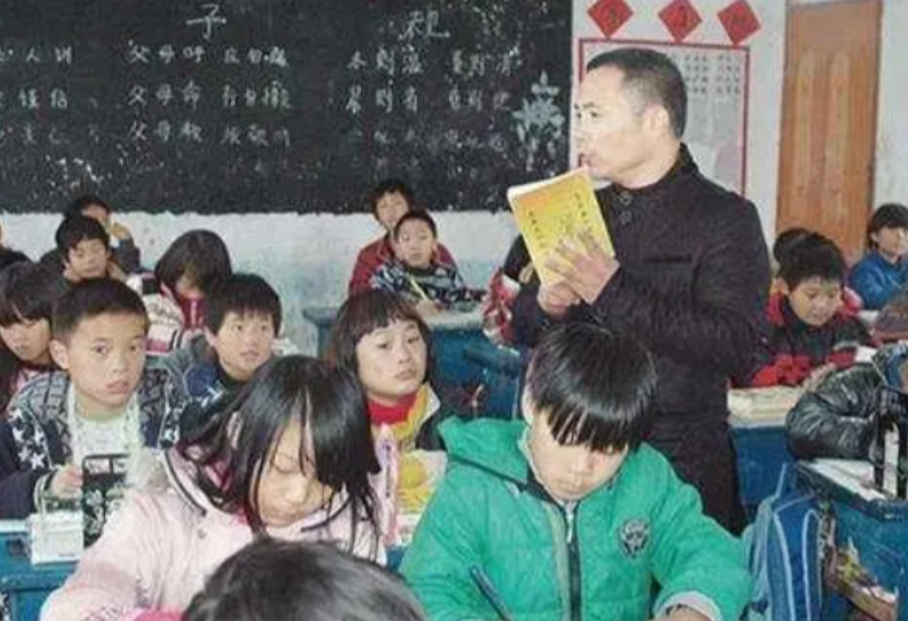 2012年，12岁留守女孩被爷爷送入免费学校，校长仔细呵护，几年后，女孩无意间在
