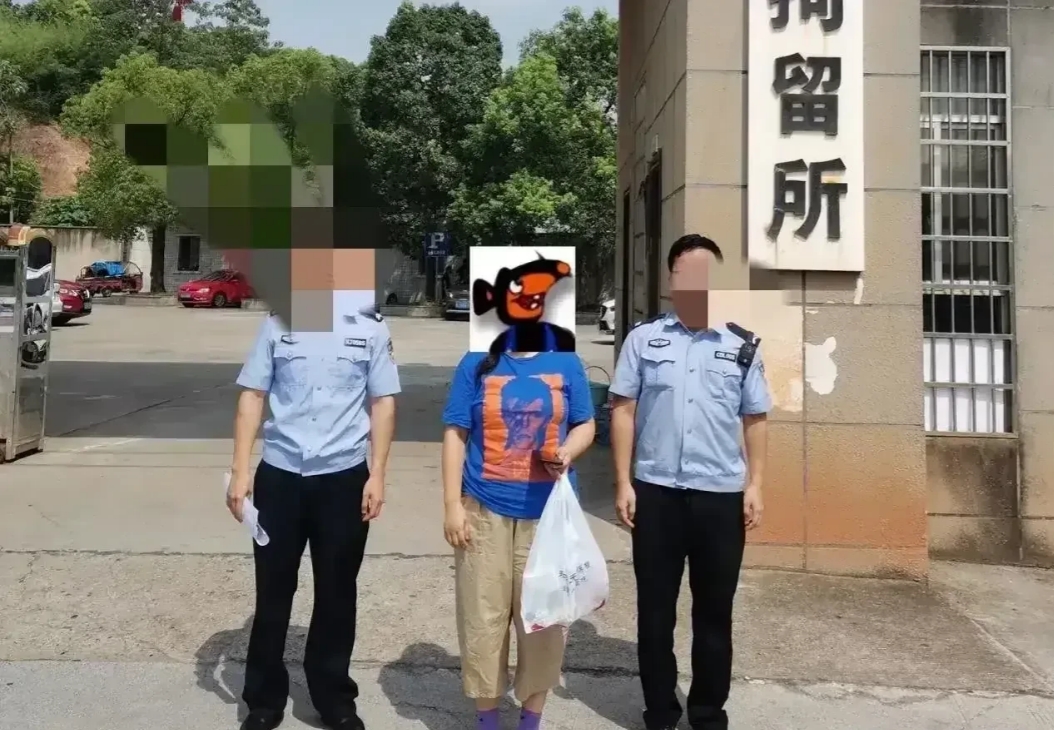 陕西西安，某女子一家正在家中吃饭，突然有三人持铁棍和斧头闯入对其进行殴打。女子拿