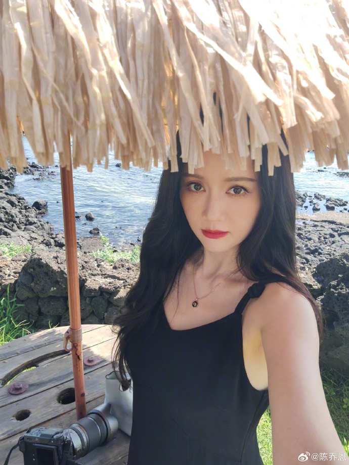 在我们这个世界，有三个陈乔恩：过度精致的、正常颜值的、过度素颜的。