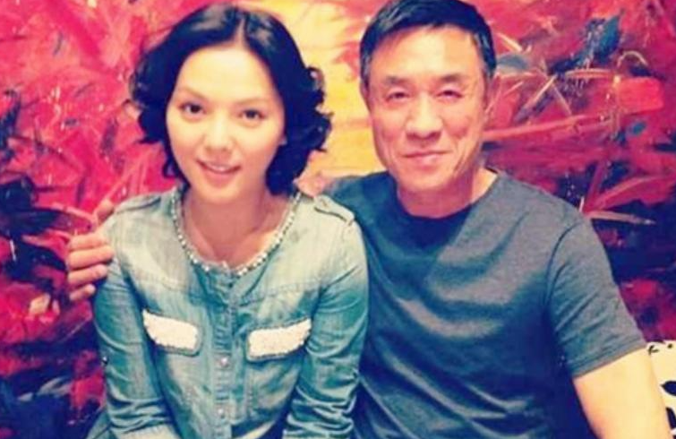 杜淳老板杜治国很是风流，63岁的他三婚娶美娇妻后，又把小20岁的粉丝肚子搞大还把