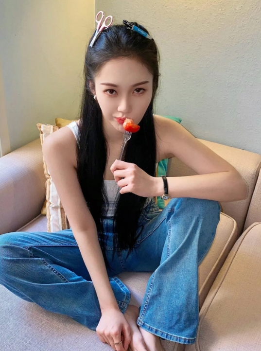 符雅凝，慵懒午后，少女轻咬草莓，温柔惬意