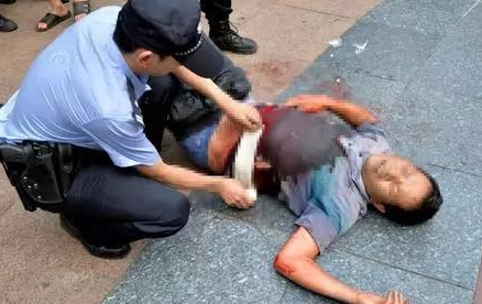 山西朔州瓜贩被杀经过是这样的：
我姐和我视频讲了经过，一个女的买西瓜，瓜贩让女的