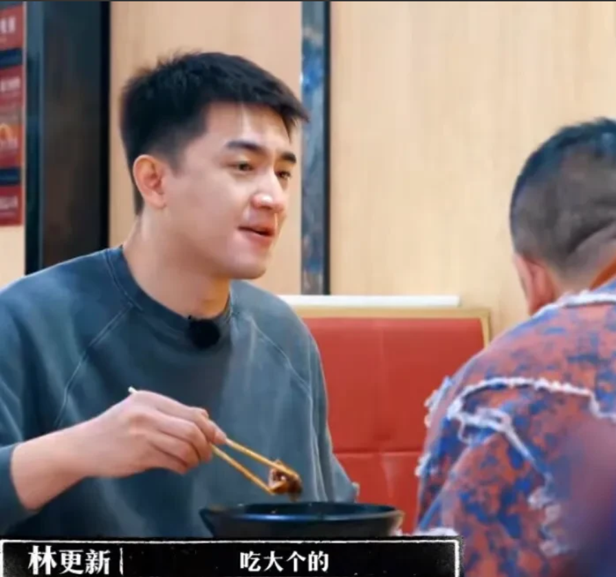 看到林更新对素人女司机的态度，才明白东北爷们为什么这么受欢迎。在节目中，林更新和