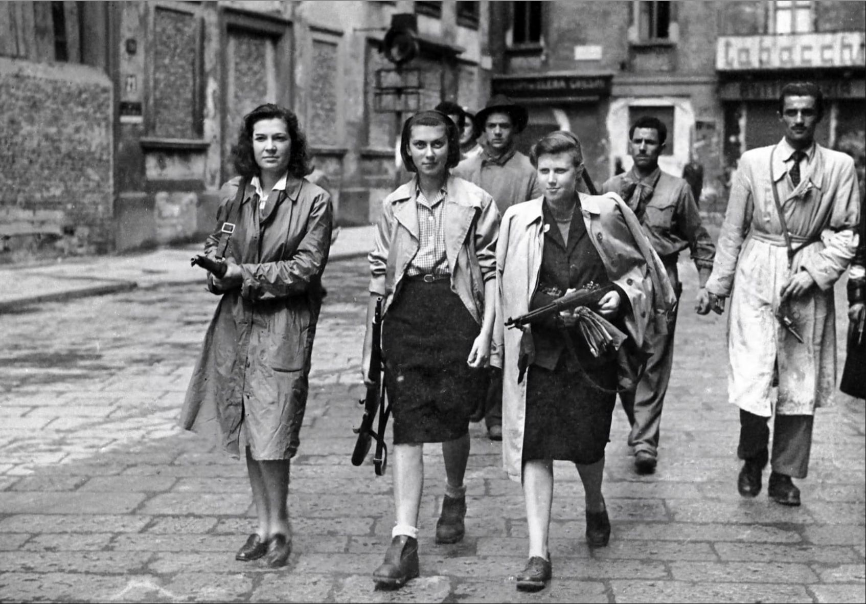 1945 年 4 月 25 日，意大利解放日，英勇的女游击队员在都灵的街上游行